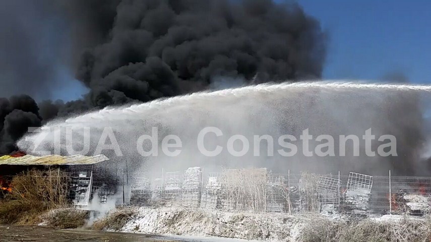 fotoreportaj un doamne ajuta in gand si o pata neagra de cenusa pe cerul constantei 603184 fotoreportaj un doamne ajuta in gand si o pata neagra de cenusa pe cerul constantei 603184