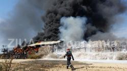 Fotoreportaj Un „Doamne, ajută!” în gând şi o pată neagră de cenuşă pe cerul Constanţei    