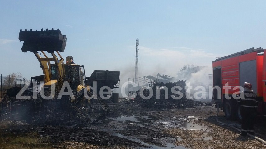 fotoreportaj un doamne ajuta in gand si o pata neagra de cenusa pe cerul constantei 603184 fotoreportaj un doamne ajuta in gand si o pata neagra de cenusa pe cerul constantei 603184