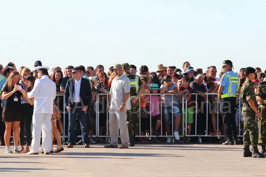 mii de persoane asteapta pe faleza din constanta inceperea festivitatilor de ziua marinei galerie foto mii de persoane asteapta pe faleza din constanta inceperea festivitatilor de ziua marinei galerie foto