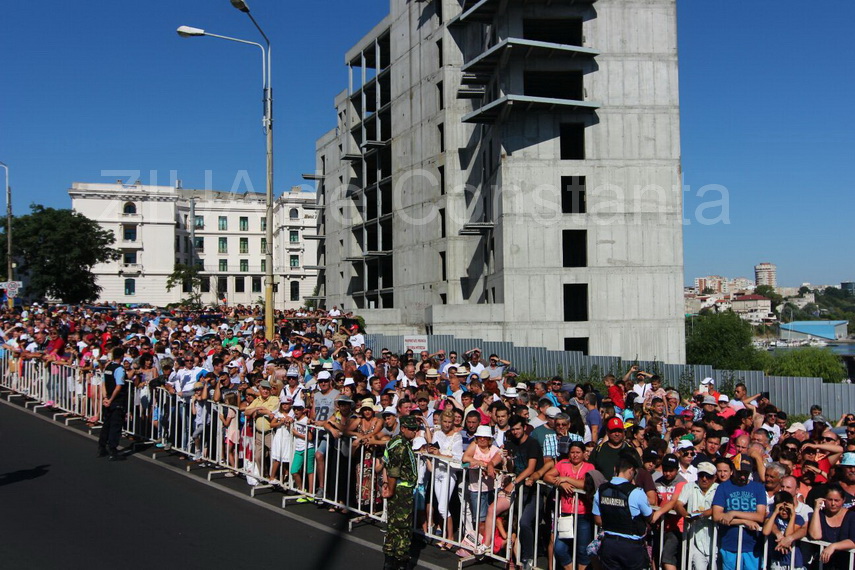 mii de persoane asteapta pe faleza din constanta inceperea festivitatilor de ziua marinei galerie foto mii de persoane asteapta pe faleza din constanta inceperea festivitatilor de ziua marinei galerie foto