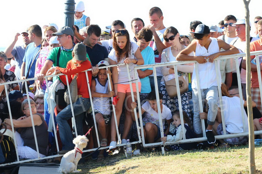 mii de persoane asteapta pe faleza din constanta inceperea festivitatilor de ziua marinei galerie foto mii de persoane asteapta pe faleza din constanta inceperea festivitatilor de ziua marinei galerie foto