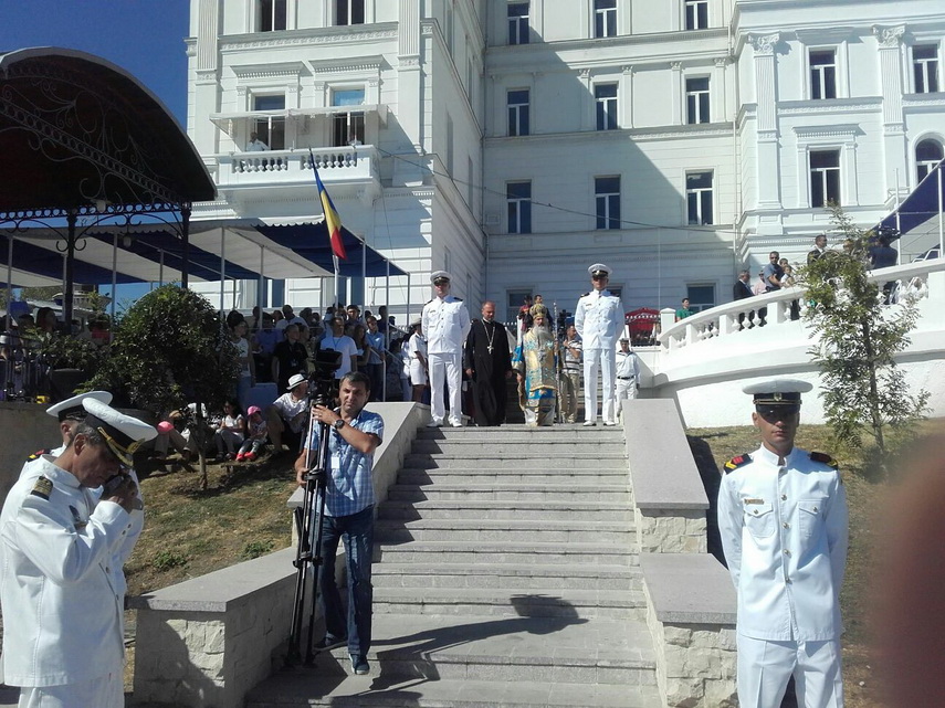 mii de persoane asteapta pe faleza din constanta inceperea festivitatilor de ziua marinei galerie foto mii de persoane asteapta pe faleza din constanta inceperea festivitatilor de ziua marinei galerie foto