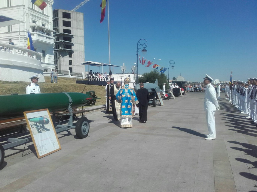 mii de persoane asteapta pe faleza din constanta inceperea festivitatilor de ziua marinei galerie foto mii de persoane asteapta pe faleza din constanta inceperea festivitatilor de ziua marinei galerie foto