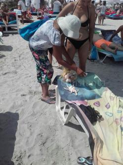 Plaja din Mamaia, luată iar cu asalt de vânzătorii ambulanţi. Comerţul de chilipiruri prosperă (fotoreportaj)