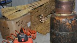 ANAF scoate la vânzare mături, cazane de țuică și papuci de plastic