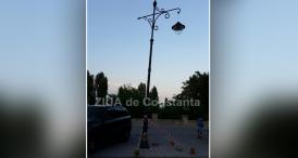 Stâlpii noi din zona veche a Constanţei se clatină ca trestiile în adierea vântului (fotoreportaj)  