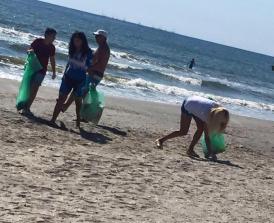 Acțiune de ecologizare Elena Udrea a luat la pas plaja din Corbu cu sacul de gunoi în mână (galerie foto)