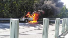 Incendiu izbucnit pe A2. Un autovehiculul a ars în totalitate (galerie foto)  
