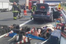 Doi români au sfârșit într-un accident rutier în Italia. Bebelușul lor se află în stare gravă (galerie foto)
