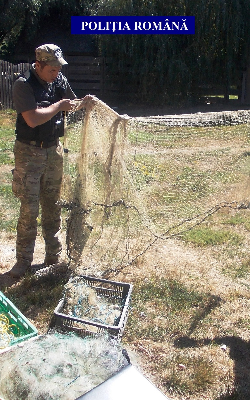 actiuni ample ale politistilor in delta dunarii s au confiscat kilometri de plase de braconaj si sute actiuni ample ale politistilor in delta dunarii s au confiscat kilometri de plase de braconaj si sute