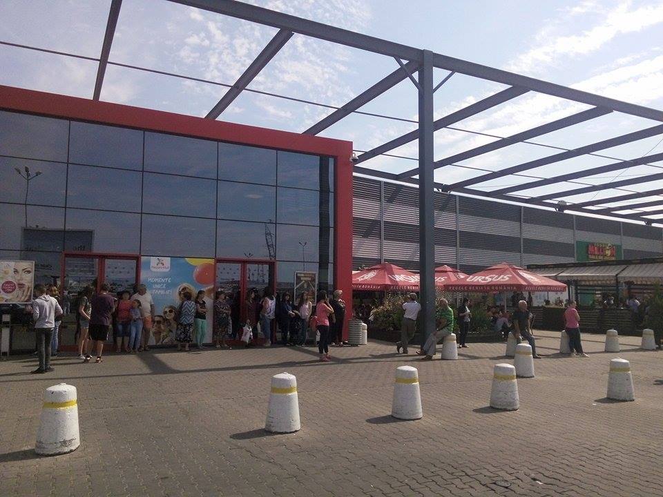 atentat la carrefour un individ a detonat un dispozitiv exploziv sute de persoane evacuate de urgenta atentat la carrefour un individ a detonat un dispozitiv exploziv sute de persoane evacuate de urgenta