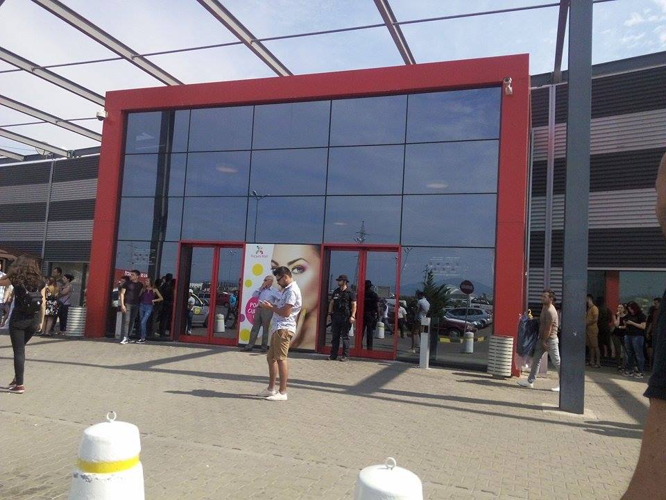 atentat la carrefour un individ a detonat un dispozitiv exploziv sute de persoane evacuate de urgenta atentat la carrefour un individ a detonat un dispozitiv exploziv sute de persoane evacuate de urgenta