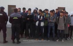 30 de migranți prinși la graniță cu Serbia. Voiau să intre ilegal în România (galerie foto)