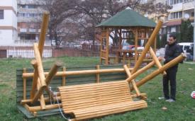 Sibioara, Constanța Un leagăn de lemn, din curtea școlii, a căzut peste doi copii