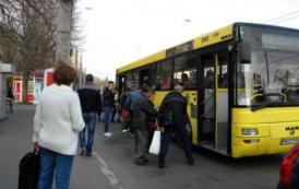 O fetiță și-a prins picioarele în ușile unui autobuz staționat