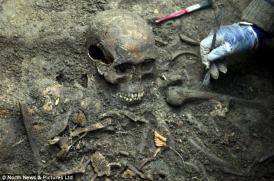 Resturi umane, descoperite într-o groapă comună