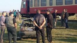 Maşină lovită de tren, la Mioveni. Trei victime, transportate la spital