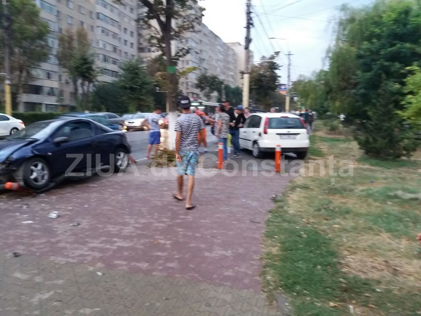 constanta accident pe bulevardul tomis un opel tigra a maturat tot ce a gasit in cale pe trotuar galerie constanta accident pe bulevardul tomis un opel tigra a maturat tot ce a gasit in cale pe trotuar galerie