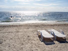 Tineri prinși de polițiști în timp ce își rulau un joint, pe plaja Mamaia