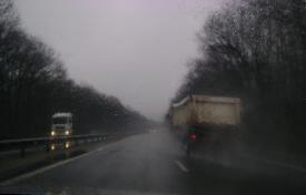 Atenție, șoferi! Vizibilitate zero în zona Lehliu Gară, de pe autostradă, din cauza ploii! (video) 