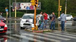 UPDATE 3. Ambulanța, la fața locului Un al doilea accident rutier s-a produs la gară. A intrat în semafor! (galerie foto + video)           