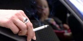 Șoferii care fumează lângă femei însărcinate sau copii, ar putea primi amendă