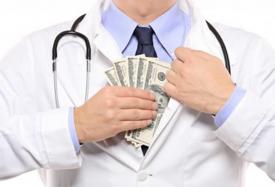 Doctor cu o lungă istorie în luare de mită, trimis în judecată