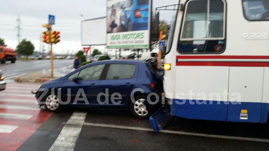 accident rutier in intersectia de la far 607791 accident rutier in intersectia de la far 607791