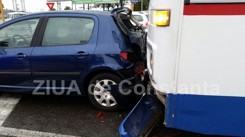 accident rutier in intersectia de la far 607791 accident rutier in intersectia de la far 607791