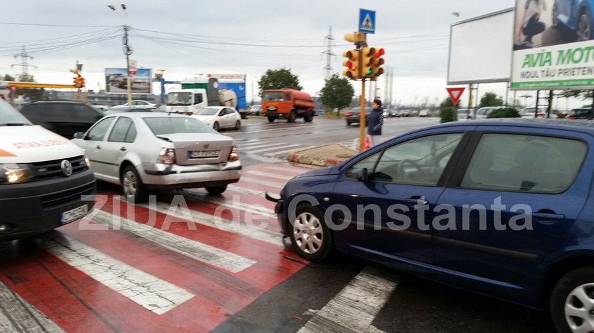 accident rutier in intersectia de la far 607791 accident rutier in intersectia de la far 607791