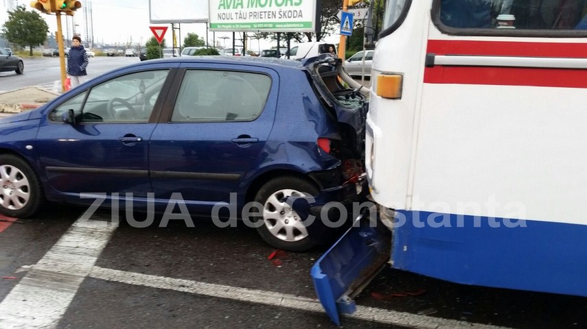 accident rutier in intersectia de la far 607791 accident rutier in intersectia de la far 607791