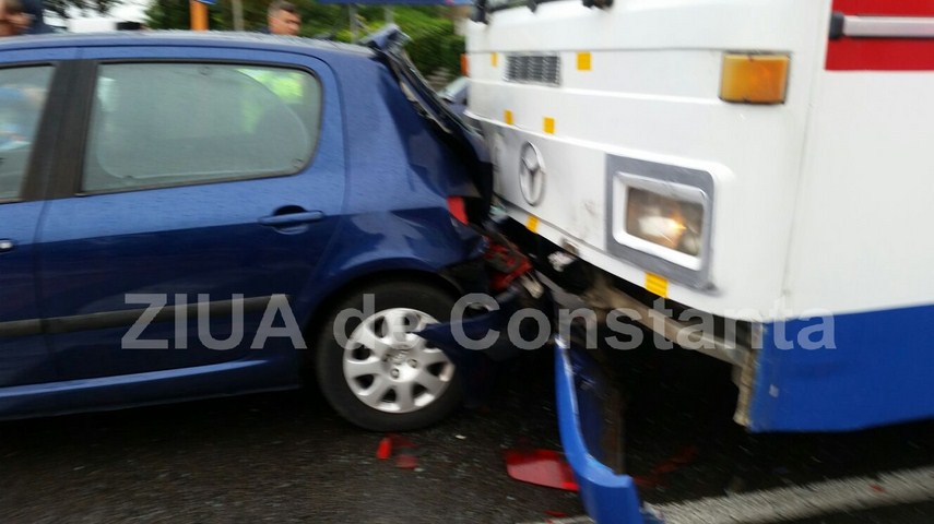 accident rutier in intersectia de la far 607791 accident rutier in intersectia de la far 607791