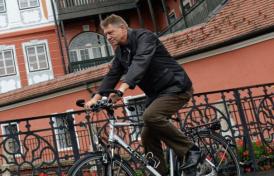 Klaus Iohannis pedaleză pentru Invictus 2017