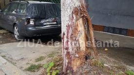 Imagini noi de la accidentul mortal de aseară, de pe bulevardul Mamaia. Candele roșii pe trotuar