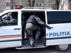 Mandate de aducere pentru persoane bănuite de agresiune și furt. Le-ar fi furat telefoanele