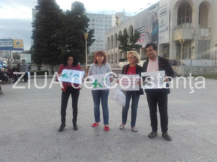 iubitorii de animale se aduna in fata fantanii din parcul casei de cultura 609581 iubitorii de animale se aduna in fata fantanii din parcul casei de cultura 609581