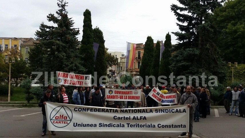 protest in fata prefecturii constanta angajatii oil terminal cer demisia ministrului energiei vlad grigorescu protest in fata prefecturii constanta angajatii oil terminal cer demisia ministrului energiei vlad grigorescu
