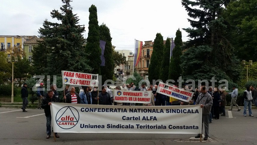 protest in fata prefecturii constanta angajatii oil terminal cer demisia ministrului energiei vlad grigorescu protest in fata prefecturii constanta angajatii oil terminal cer demisia ministrului energiei vlad grigorescu