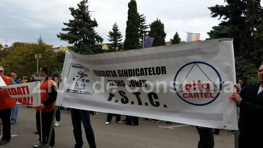 protest in fata prefecturii constanta angajatii oil terminal cer demisia ministrului energiei vlad grigorescu protest in fata prefecturii constanta angajatii oil terminal cer demisia ministrului energiei vlad grigorescu