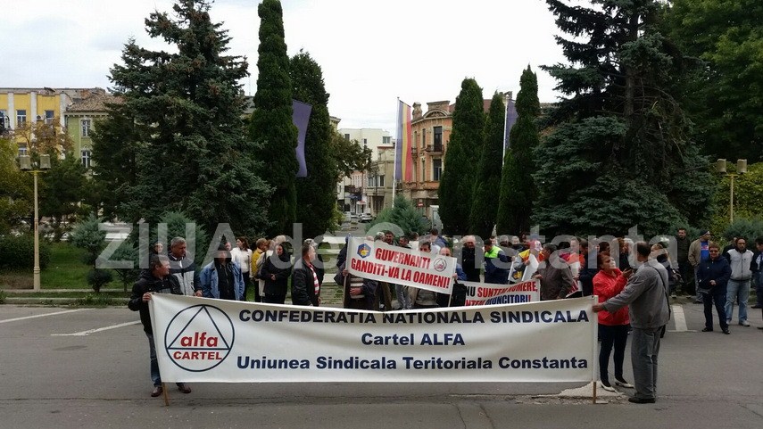 protest in fata prefecturii constanta angajatii oil terminal cer demisia ministrului energiei vlad grigorescu protest in fata prefecturii constanta angajatii oil terminal cer demisia ministrului energiei vlad grigorescu
