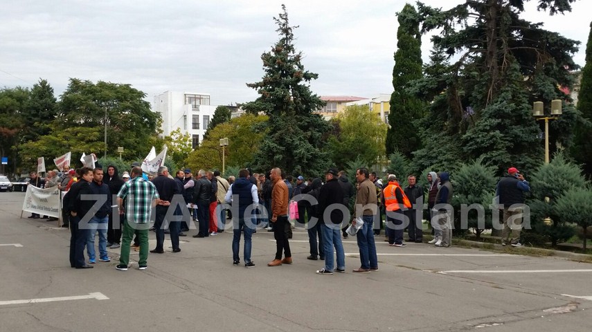 protest in fata prefecturii constanta angajatii oil terminal cer demisia ministrului energiei vlad grigorescu protest in fata prefecturii constanta angajatii oil terminal cer demisia ministrului energiei vlad grigorescu