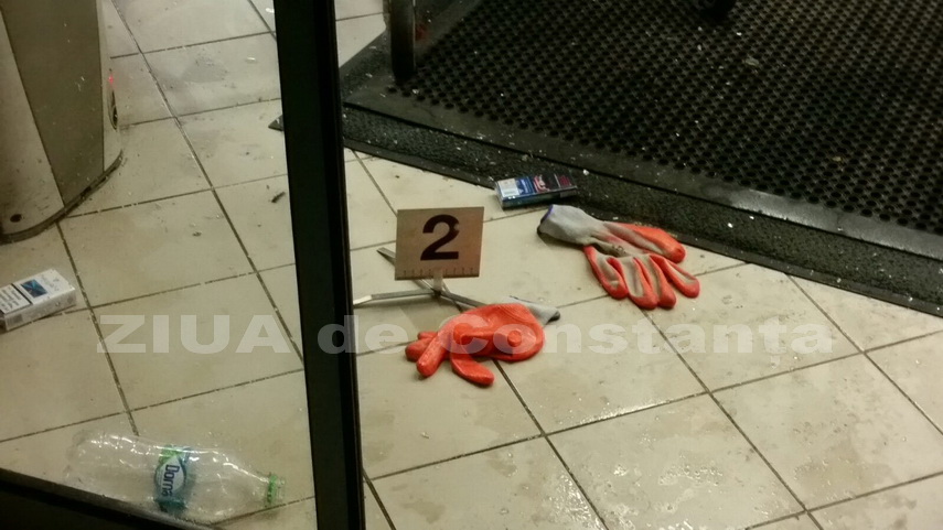 celebrul magazin antoniadis din constanta a fost spart in aceasta noapte hotii purtau cagule 610042 celebrul magazin antoniadis din constanta a fost spart in aceasta noapte hotii purtau cagule 610042