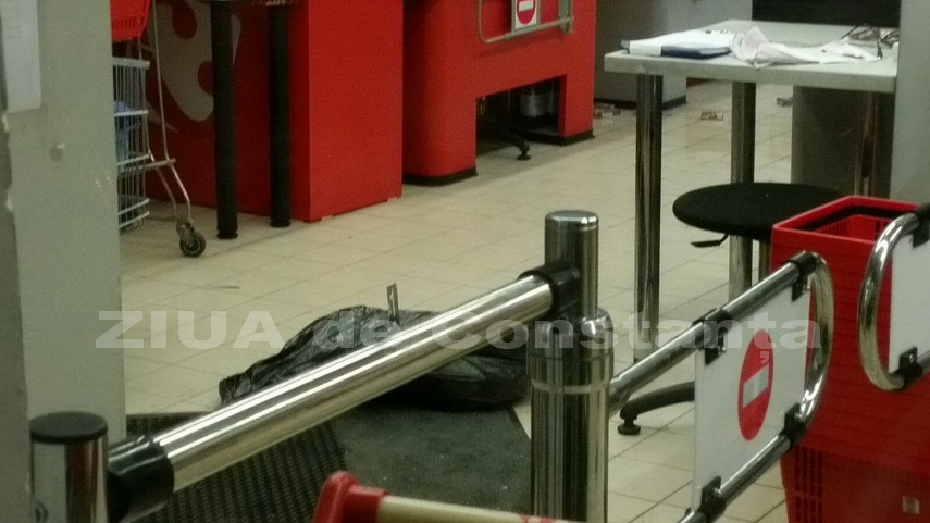 celebrul magazin antoniadis din constanta a fost spart in aceasta noapte hotii purtau cagule 610042 celebrul magazin antoniadis din constanta a fost spart in aceasta noapte hotii purtau cagule 610042