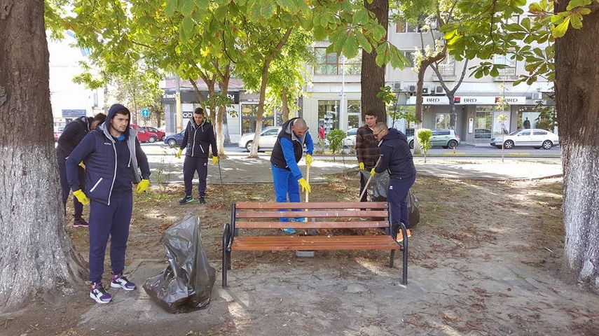 handbalistii de la hc dobrogea sud au facut curatenie ieri in parcul de langa sala sporturilor galerie handbalistii de la hc dobrogea sud au facut curatenie ieri in parcul de langa sala sporturilor galerie