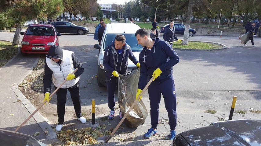 handbalistii de la hc dobrogea sud au facut curatenie ieri in parcul de langa sala sporturilor galerie handbalistii de la hc dobrogea sud au facut curatenie ieri in parcul de langa sala sporturilor galerie