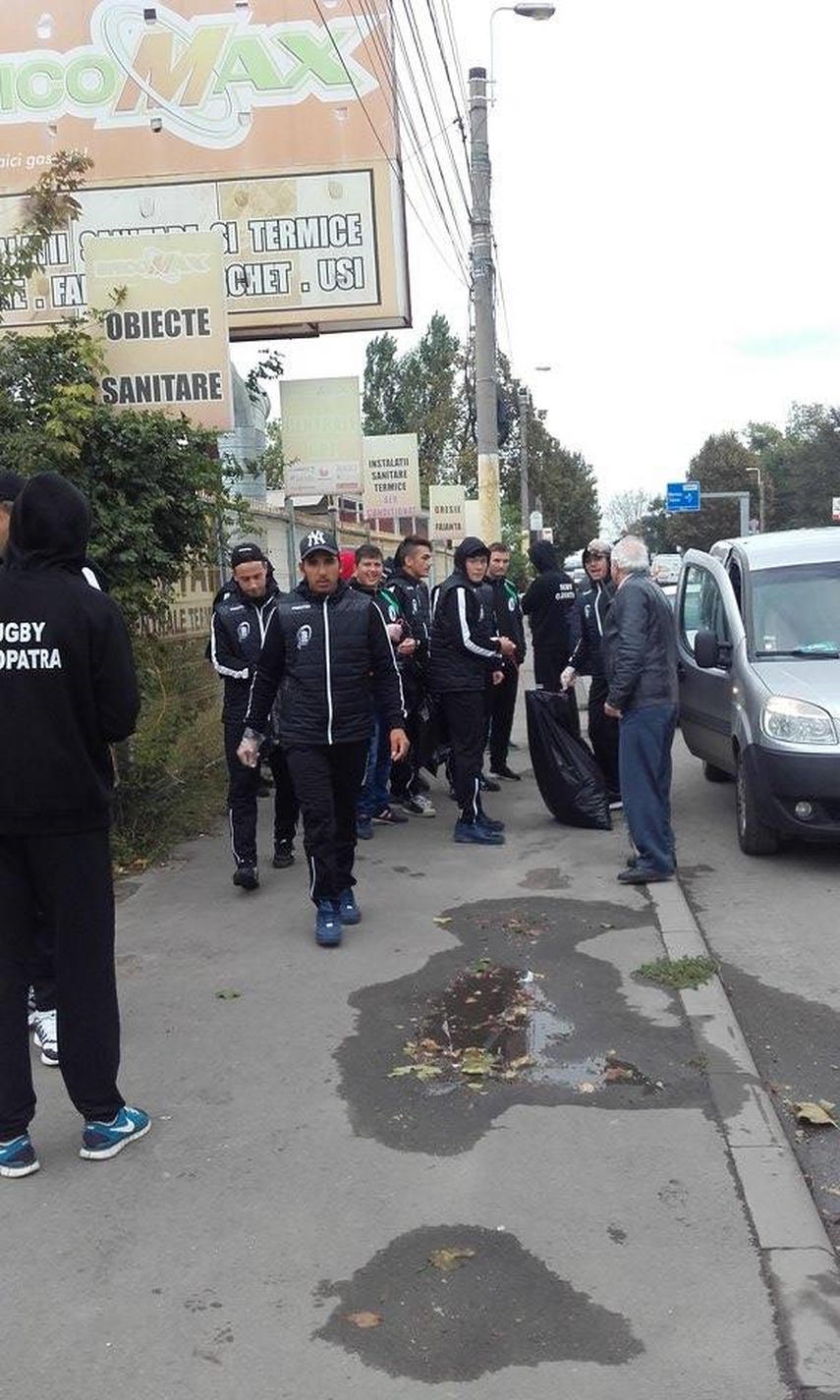 handbalistii de la hc dobrogea sud au facut curatenie ieri in parcul de langa sala sporturilor galerie handbalistii de la hc dobrogea sud au facut curatenie ieri in parcul de langa sala sporturilor galerie