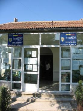 Centrul social „Pantelimon”, renovat. Urmează dotarea Funcţionarii Primăriei Nicolae Bălcescu muncesc într-un sediu reabilitat