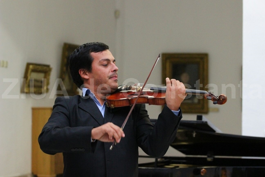 obsesie la malul marii oana calusa si a lansat al treilea volum la constanta galerie foto 611527 obsesie la malul marii oana calusa si a lansat al treilea volum la constanta galerie foto 611527