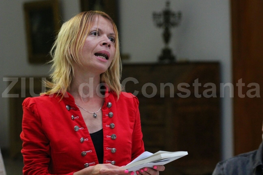 obsesie la malul marii oana calusa si a lansat al treilea volum la constanta galerie foto 611527 obsesie la malul marii oana calusa si a lansat al treilea volum la constanta galerie foto 611527